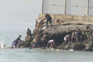Obrazem: Po souši i po moři. Španělská exkláva čelí náporu migrantů - Seznam Zprávy